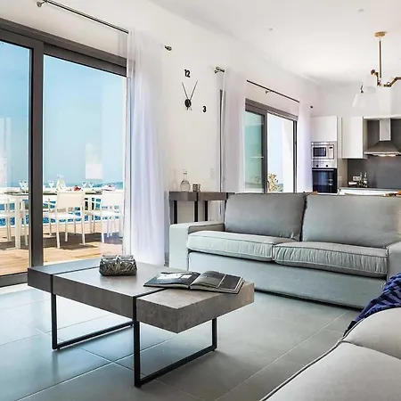 Sleeps 6 Air Con Wifi Villa